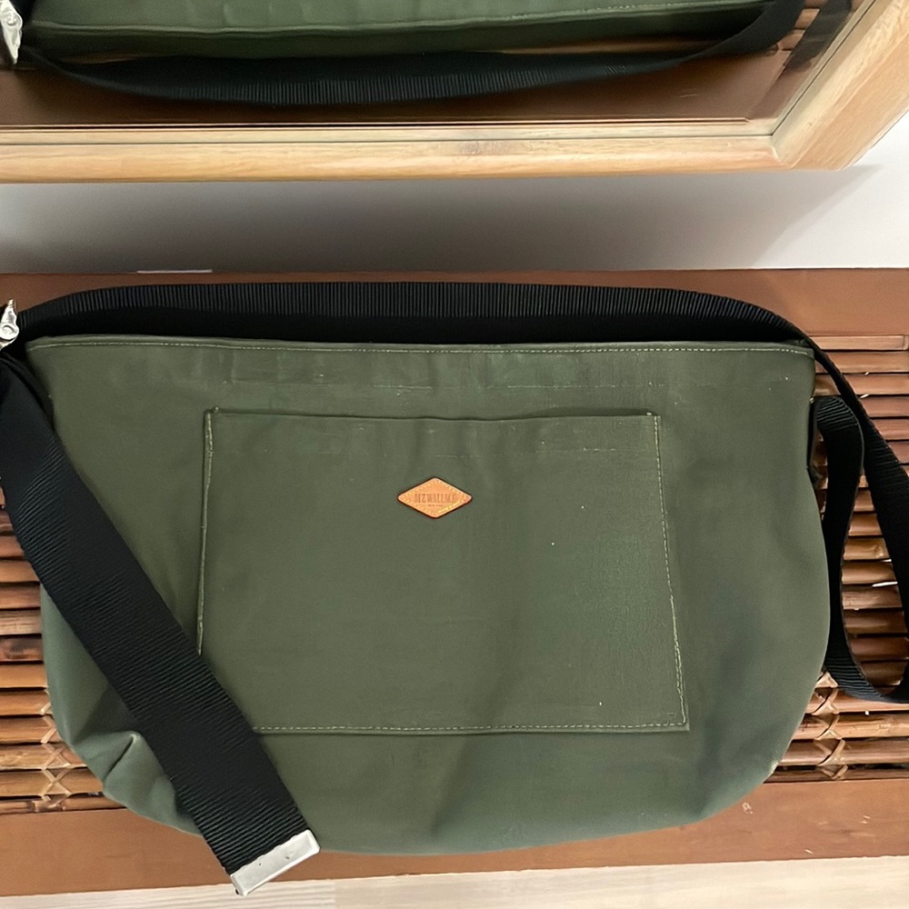 MZ Wallace EUC Loden Green Canvas Messenger/Laptop Bicycle Bag-Unisex -Well Made - Picture 3 of 15